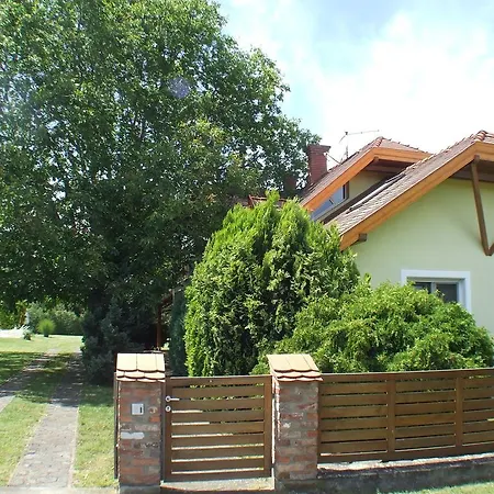 Lägenhet Kerti Apartman *